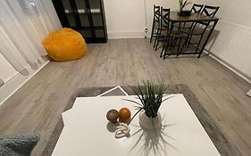 Spacious 2 Bedroom On Tower Bridge