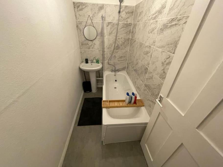 Spacious 2 Bedroom On Tower Bridge London Exterior photo
